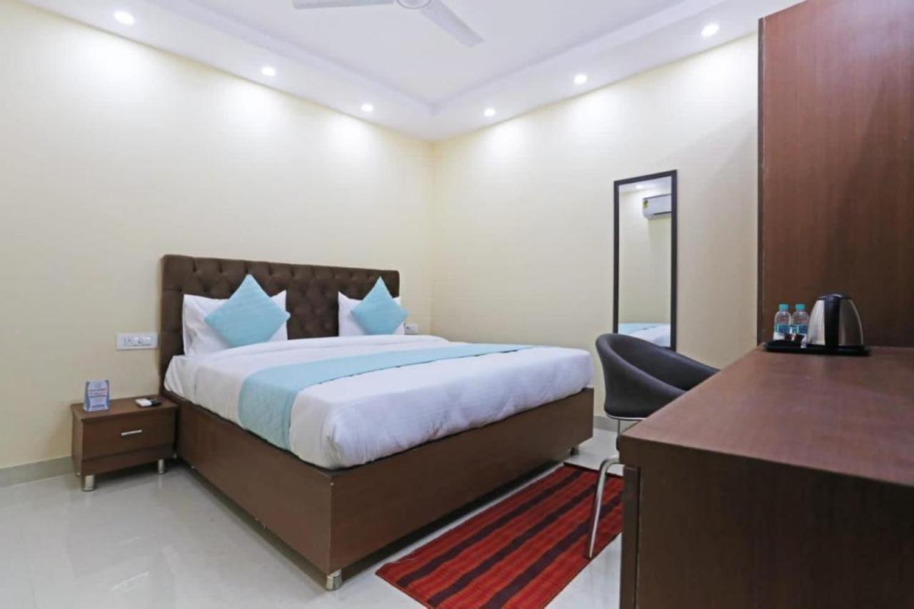 Hotel Mannat Bhera Enclave New Delhi Bagian luar foto