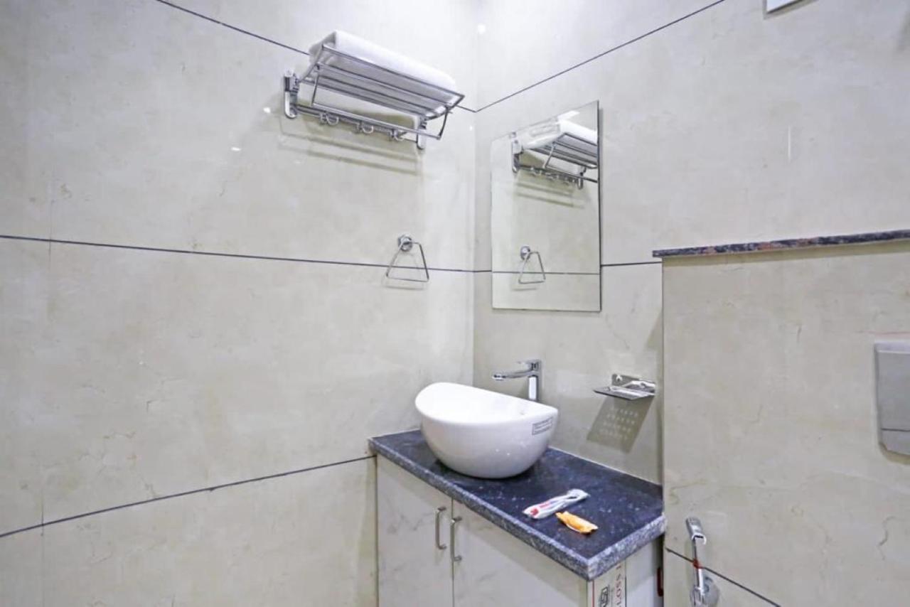 Hotel Mannat Bhera Enclave New Delhi Bagian luar foto